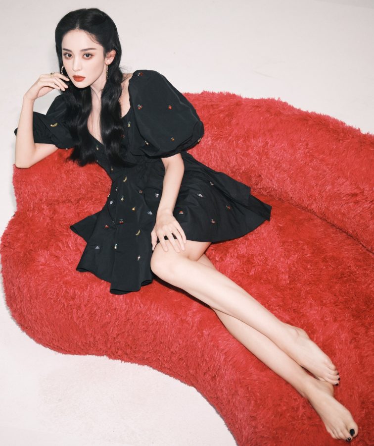 美女明星古力娜扎坐在红色沙发里大秀美腿玉足(1/6)