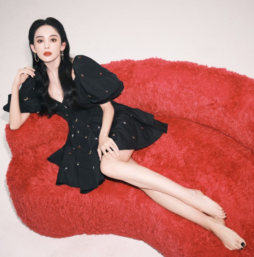 美女明星古力娜扎坐在红色沙发里大秀美腿玉足(2/6)