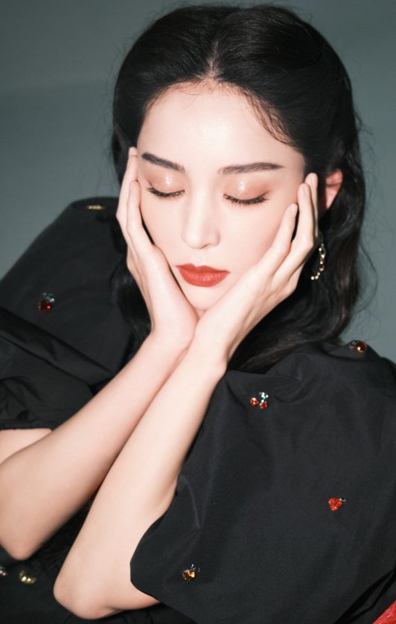 美女明星古力娜扎坐在红色沙发里大秀美腿玉足(4/6)