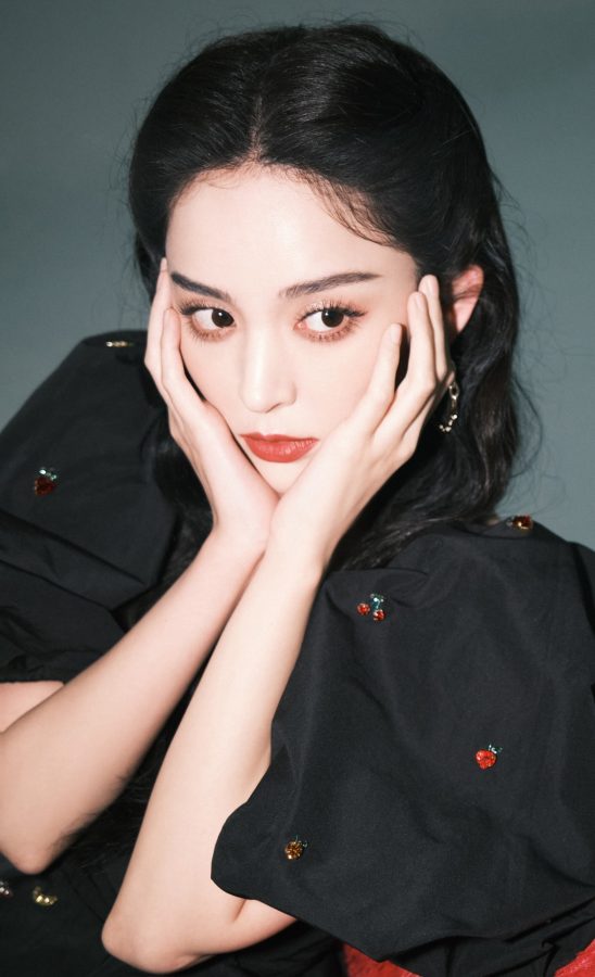 美女明星古力娜扎坐在红色沙发里大秀美腿玉足(5/6)