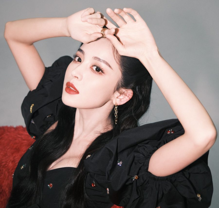 美女明星古力娜扎坐在红色沙发里大秀美腿玉足(6/6)