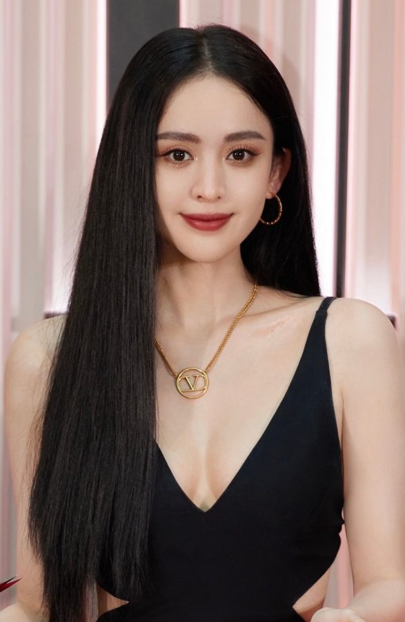 古力娜扎身穿深V露背黑裙，黑直长发温柔大气(1/15)