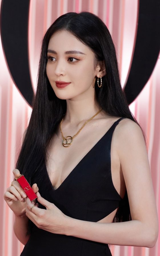 古力娜扎身穿深V露背黑裙，黑直长发温柔大气(2/15)