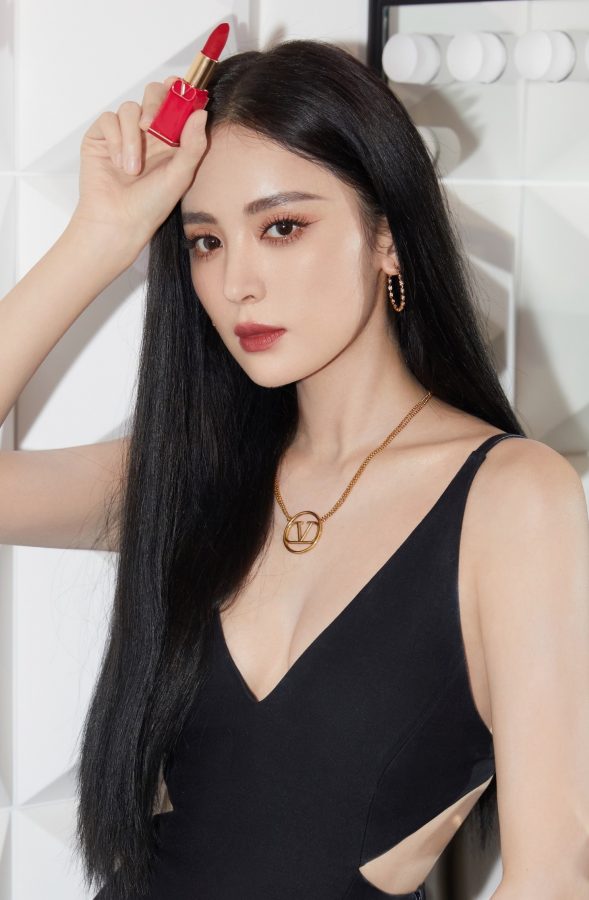 古力娜扎身穿深V露背黑裙，黑直长发温柔大气(3/15)