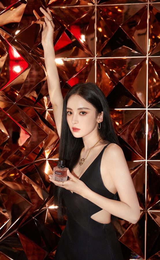 古力娜扎身穿深V露背黑裙，黑直长发温柔大气(4/15)