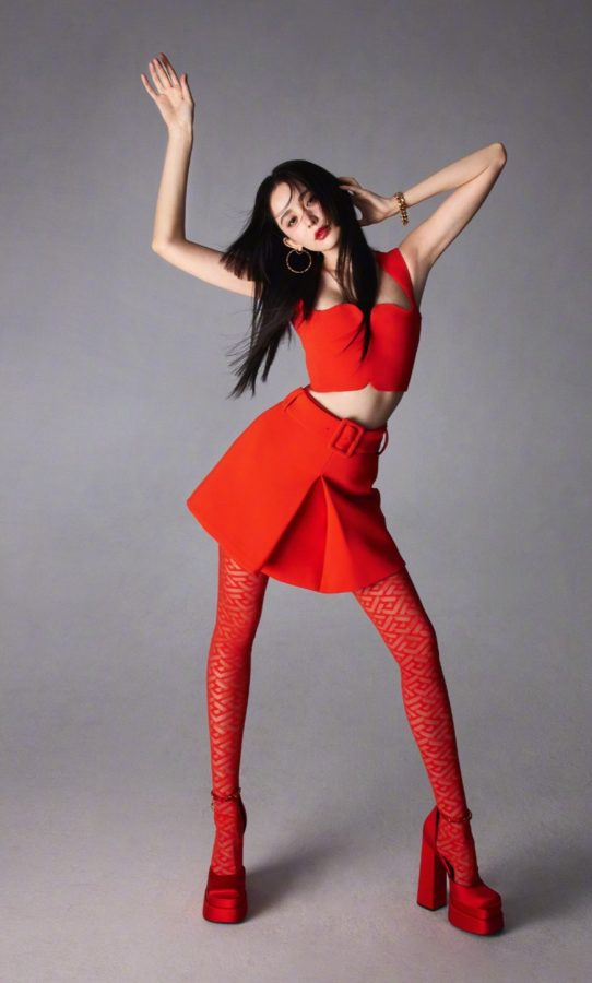 《时装LOFFICIE》杂志古力娜扎细腿穿红袜拍摄大片写真（第1张/共3张）