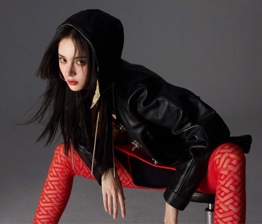 《时装LOFFICIE》杂志古力娜扎细腿穿红袜拍摄大片写真(2/3)