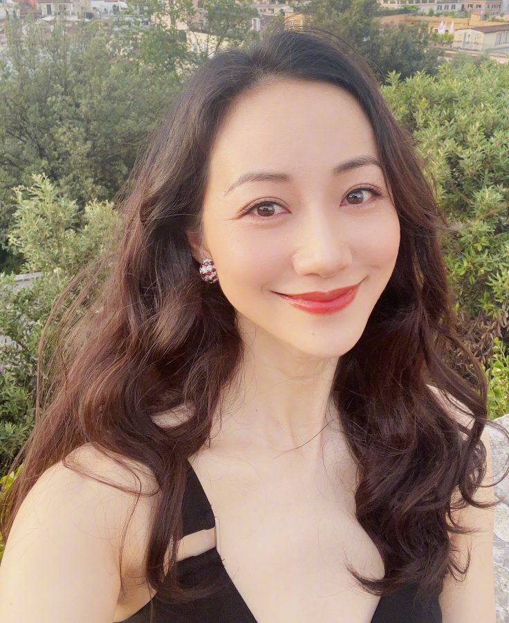Han Xue wore a suspender little black dress and took crazy selfies of her beautiful face abroad(3/7)