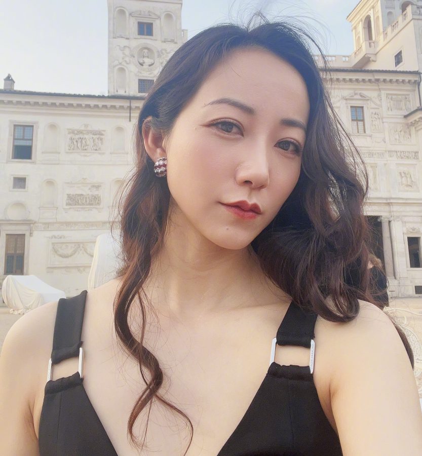 韩雪穿吊带小黑裙在国外疯狂自拍自己的美脸(5/7)