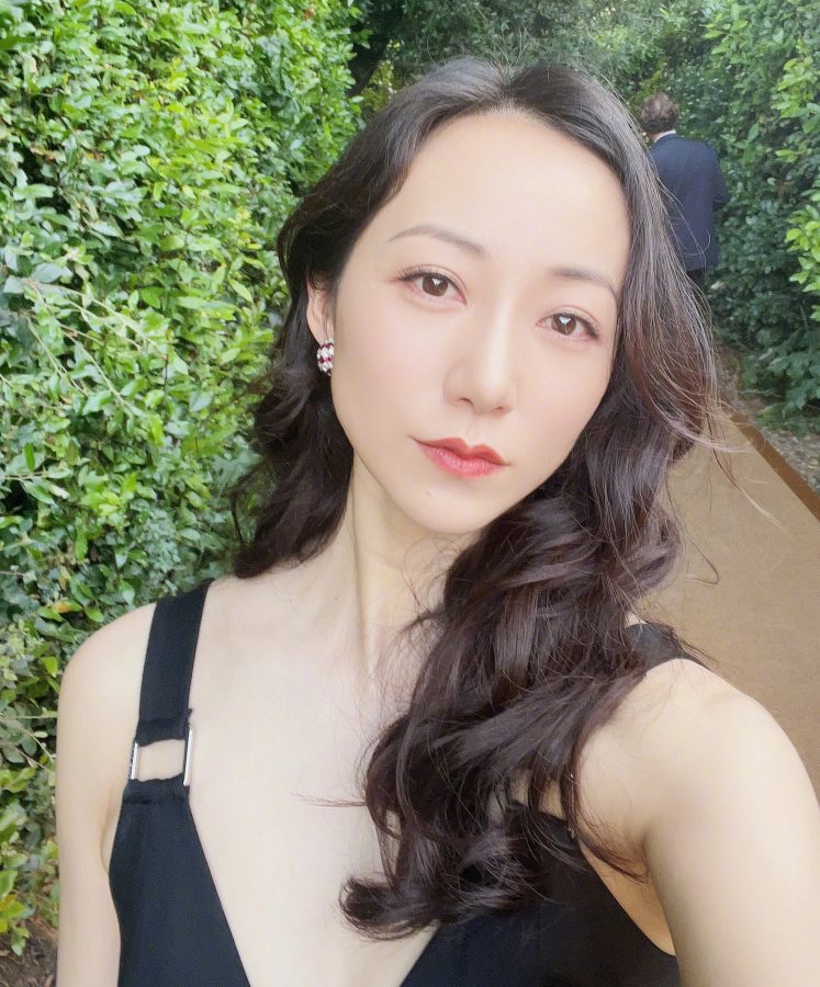 韩雪穿吊带小黑裙在国外疯狂自拍自己的美脸(6/7)