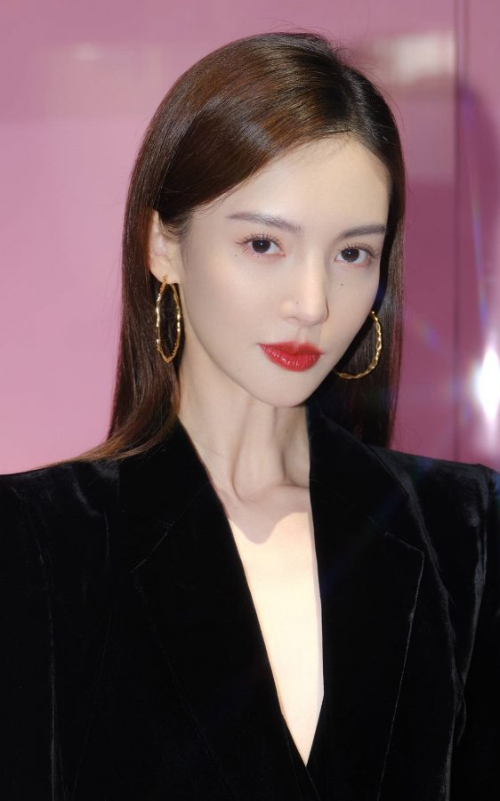 美女明星金晨脚踩一字带高跟鞋出席阿玛尼活动(3/4)
