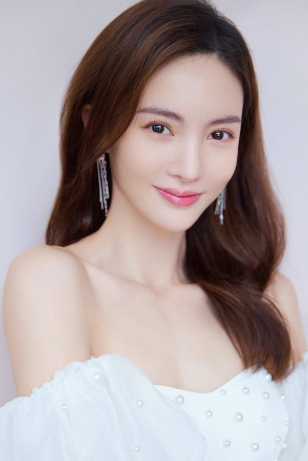金晨身着雪白长裙展示纯情风姿，无瑕的美足和清新的气质令人迷醉(2/7)