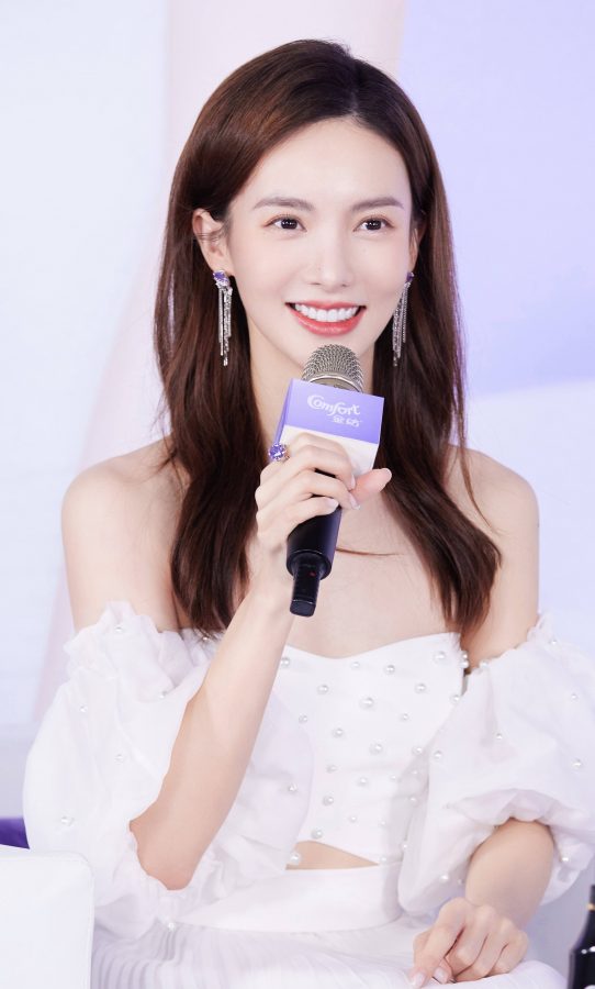 金晨身着雪白长裙展示纯情风姿，无瑕的美足和清新的气质令人迷醉(6/7)