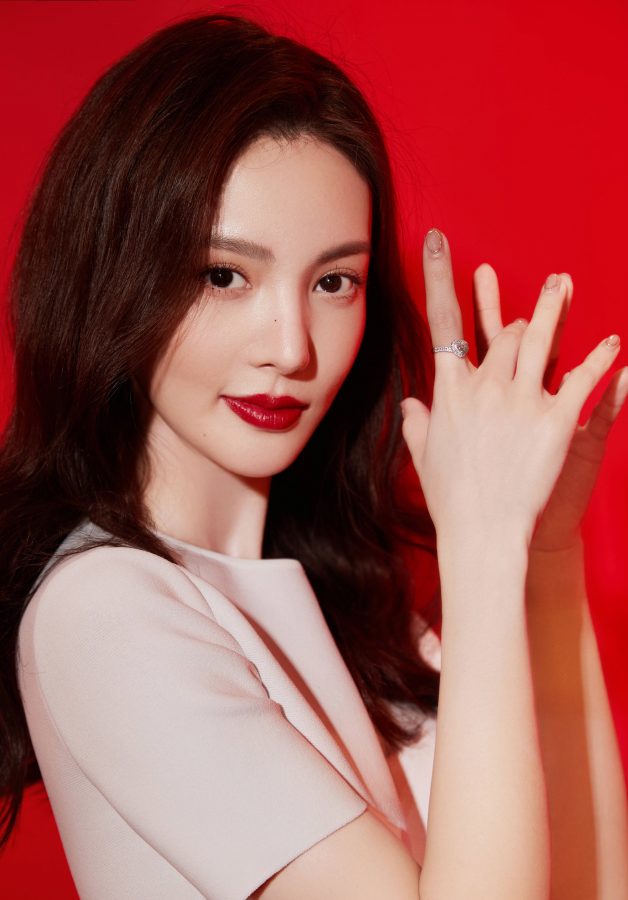 Royal Sister Jin Chen's red lips, white teeth, and beautiful feet inside her sandals(2/3)