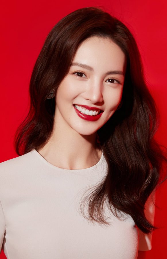 Royal Sister Jin Chen's red lips, white teeth, and beautiful feet inside her sandals(3/3)