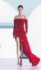 金晨在海边穿上高开叉红裙美腿修长气质高贵优雅