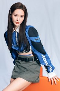 金晨亮相品牌直播间带货展露完美长腿