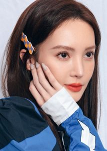金晨亮相品牌直播间带货展露完美长腿