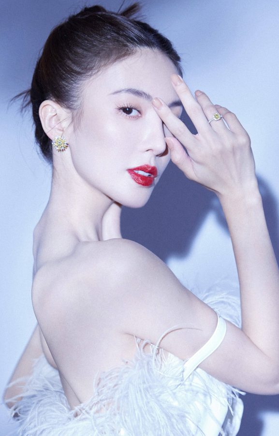 金晨穿上一条露肩露背开叉礼服，嘴唇红颜皮肤白如霜(5/9)