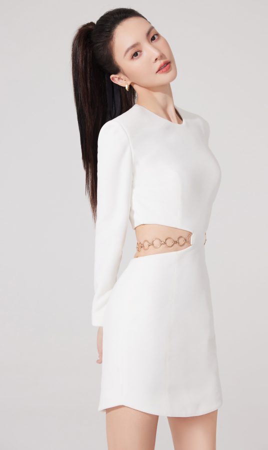 Jin Chen has a refreshing style with a high ponytail, straight long legs and pointed high heels(2/9)