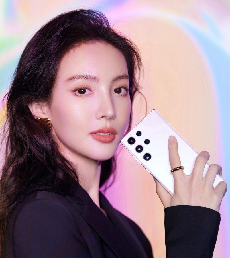 金晨脚踩黑色漆皮尖头细高跟代言三星S23系列手机(7/8)