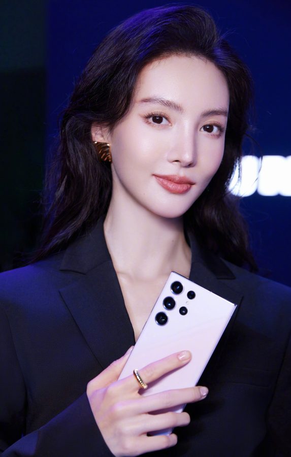 金晨脚踩黑色漆皮尖头细高跟代言三星S23系列手机(8/8)