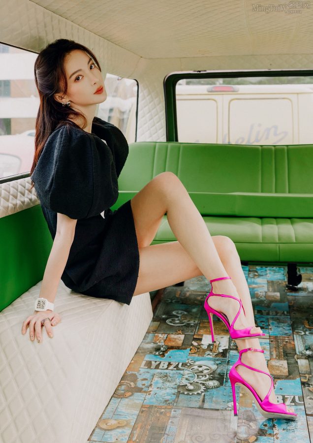 Jin Chen wore pink and purple high heels to record "Talk Show Conference"(9/16)