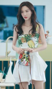 细腰美腿的小姐姐金晨清凉外出
