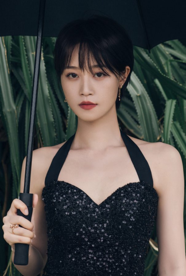 蓝盈莹身着一条开叉优雅礼服美腿白皙，俯身后事业线微露(2/6)