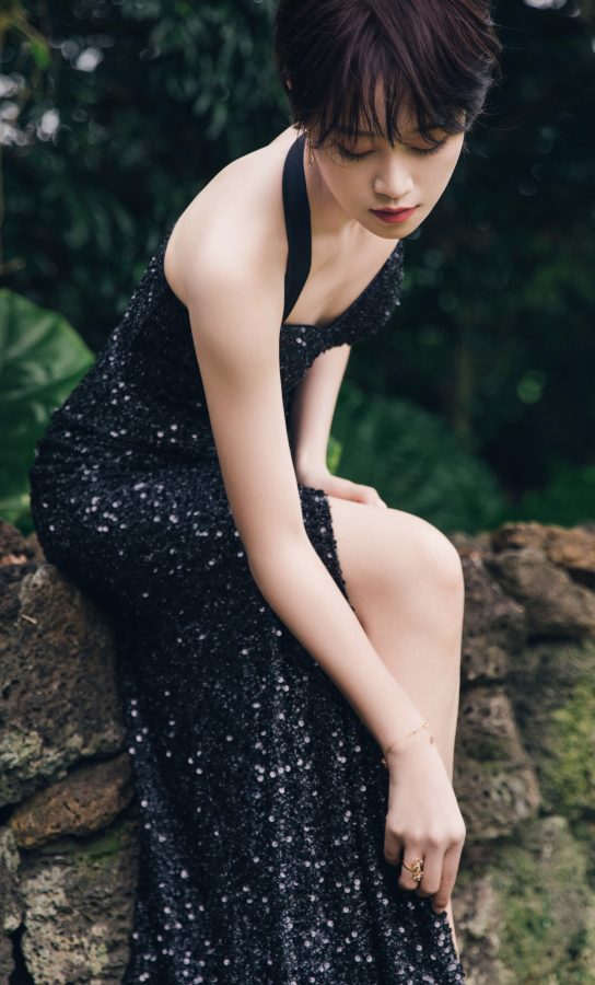 蓝盈莹身着一条开叉优雅礼服美腿白皙，俯身后事业线微露(5/6)