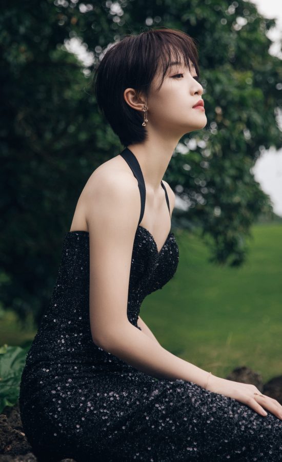 蓝盈莹身着一条开叉优雅礼服美腿白皙，俯身后事业线微露(6/6)