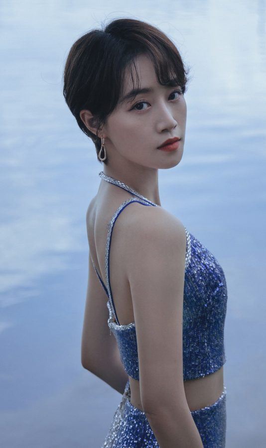 蓝盈莹穿上一条修身蓝裙露出无瑕的美背宛如一条美人鱼(5/5)