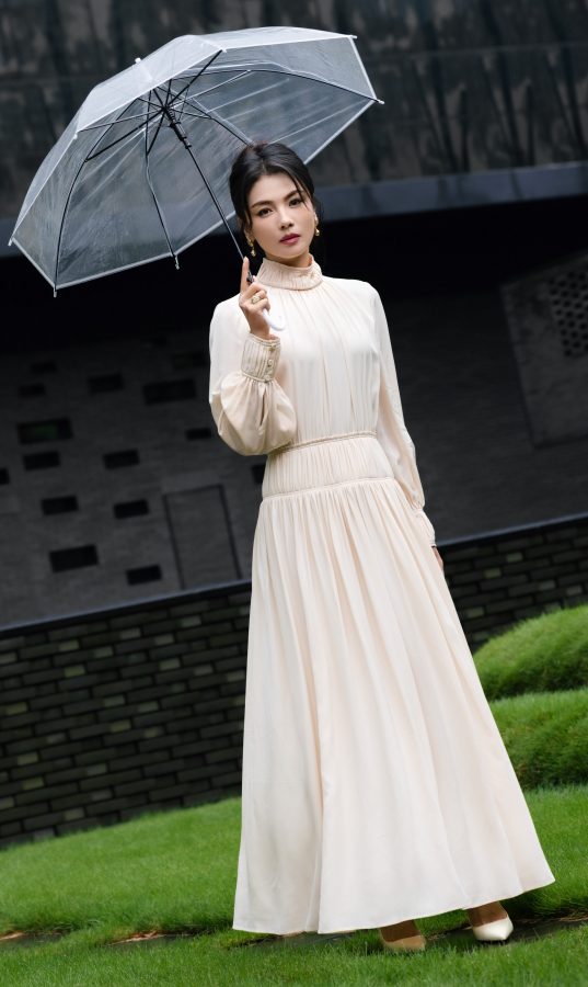刘涛穿一条纯白长裙配上尖头白高跟撑伞美照（第2张/共6张）