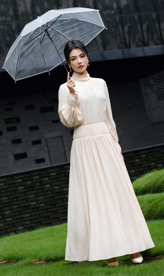 Liu Tao wears a pure white dress with pointed white high heels and beautiful photos holding an umbrella(2/6)