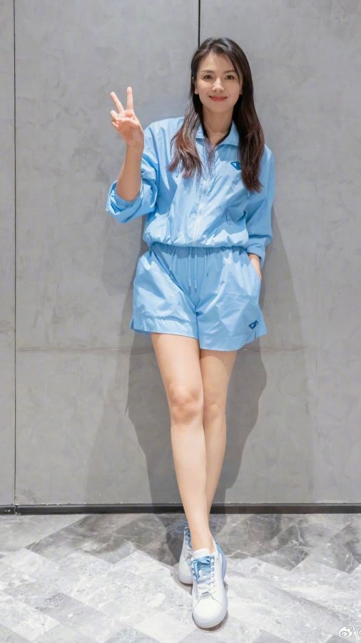 刘涛涛姐穿蓝色短裤展示笔直的双腿(1/2)