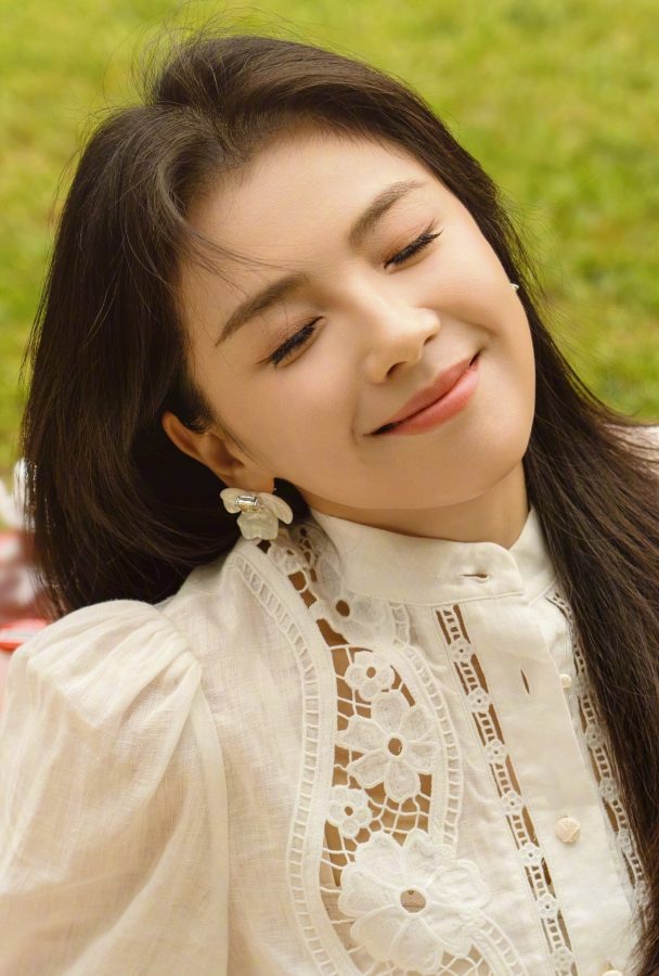 Liu Tao had a picnic on the grass with bare feet(6/6)