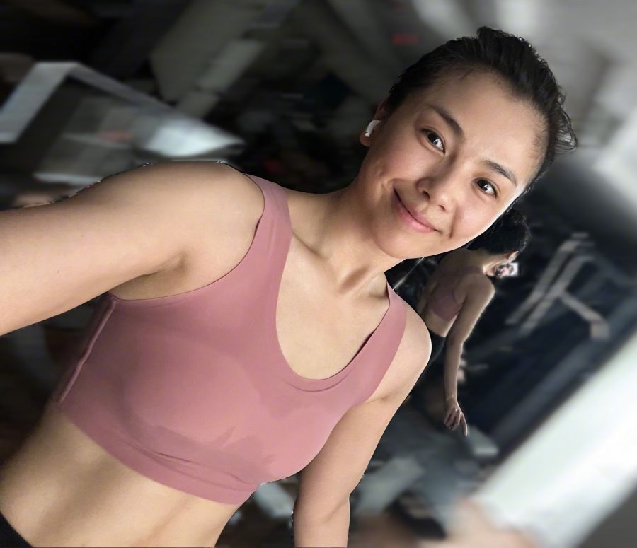 刘涛穿运动内衣自拍，其实是想让你看镜子里面的翘臀(3/4)