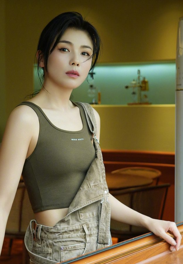 刘涛穿紧身背心凸显女星美好线条(2/6)