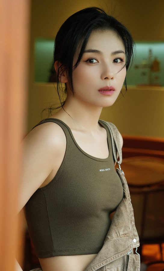 刘涛穿紧身背心凸显女星美好线条(3/6)