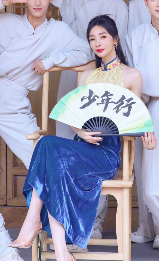 综艺节目《少年行》里柳岩穿上旗袍展露完美曲线（第1张/共6张）