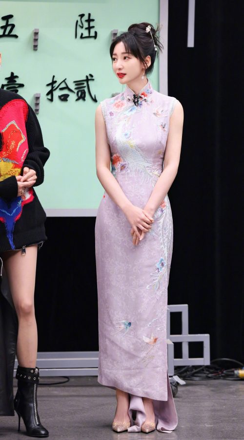 综艺节目《少年行》里柳岩穿上旗袍展露完美曲线(2/6)