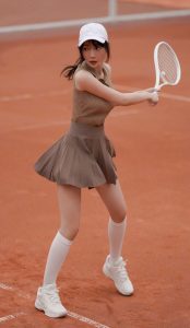柳岩在网球场上穿小短裙短筒袜上围突出