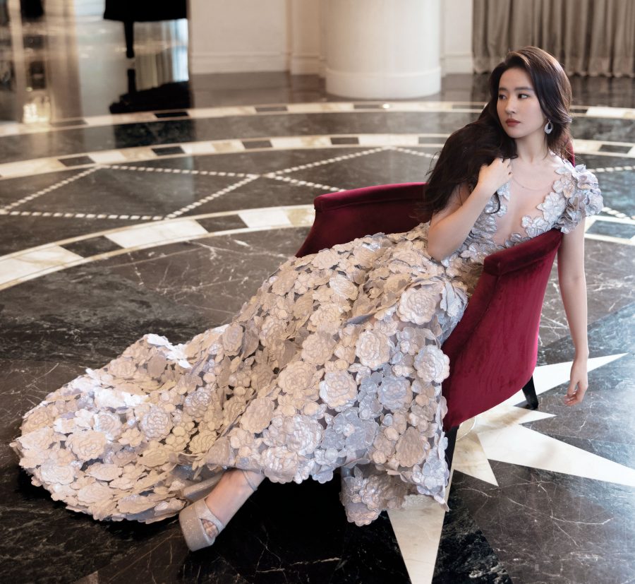 Liu Yifei wears a sequined deep V dress and wears waterproof platform, open-toe high heels, noble and elegant(1/5)