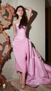 刘亦菲穿低胸粉紫礼服亮相威尼斯酥胸微露气质高贵典雅