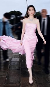 刘亦菲穿低胸粉紫礼服亮相威尼斯酥胸微露气质高贵典雅