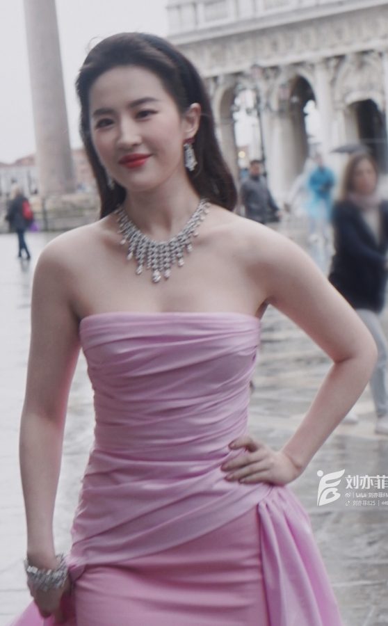 Liu Yifei wore a low-cut pink and purple dress to appear in Venice with her busty breasts slightly exposed and her temperament noble and elegant(14/15)