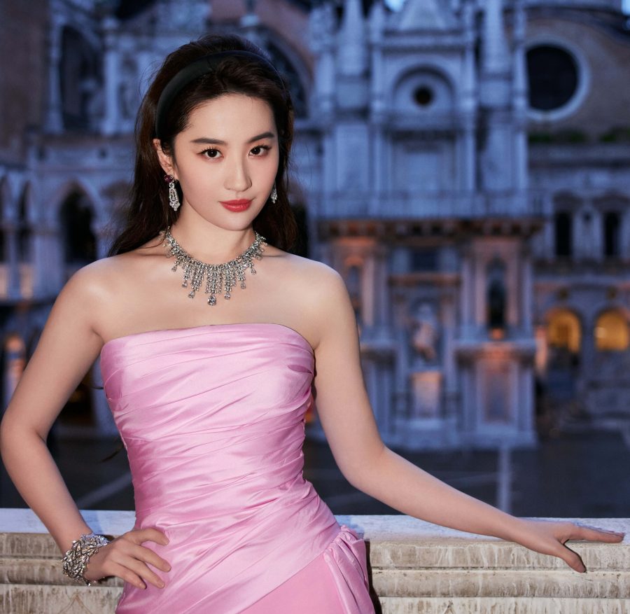 Liu Yifei wore a low-cut pink and purple dress to appear in Venice with her busty breasts slightly exposed and her temperament noble and elegant(8/15)