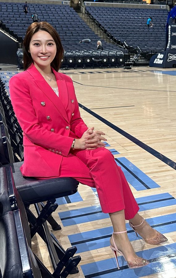 ESPN记者孟超一身红色西服套装脚踩尖头高跟(2/4)