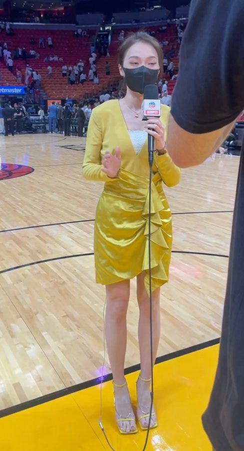 NBA frontline reporter Meng Chao wears a gold holy dress short skirt + cool high heels(1/2)