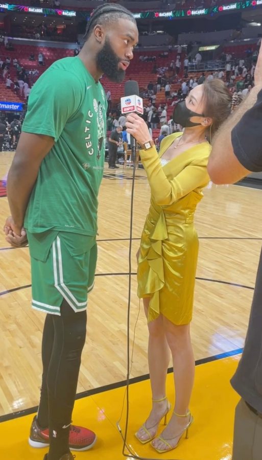 NBA前方记者孟超身穿黄金圣衣短裙+凉高跟(2/2)